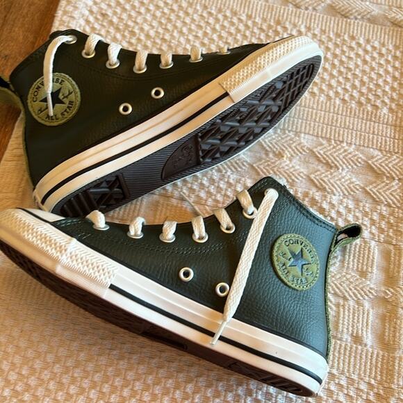 Chuck Taylor Sherpa lined leather youth size 2 - Picture 5 of 10